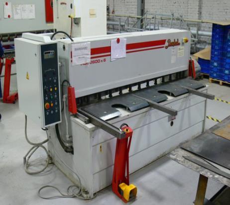 Squaring shears (cutting width to 2500 mm, cuttingthickness on steel to 6 mm)